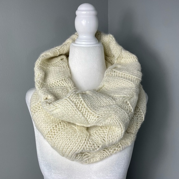 L.L. Bean Accessories - LL Bean || Cable Knit Wide Infinity Funnel Scarf